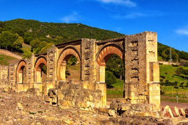 İspanya 'nın Cordoba kentindeki Medina Azahara veya Madnat al-Zahr' ın giriş kapısı