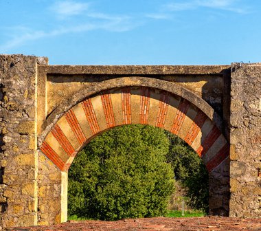 İspanya 'nın Cordoba kentindeki Medina Azahara veya Madnat al-Zahr' ın giriş kapısı