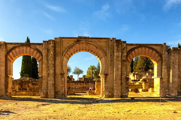 İspanya 'nın Cordoba kentindeki Medina Azahara veya Madnat al-Zahr' ın giriş kapısı