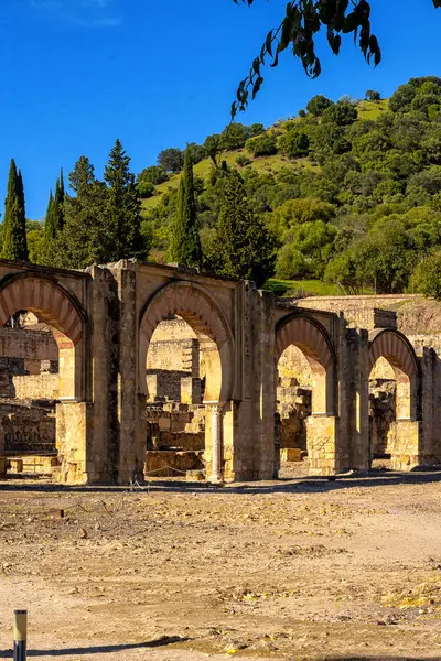 İspanya 'nın Cordoba kentindeki Medina Azahara veya Madnat al-Zahr' ın giriş kapısı