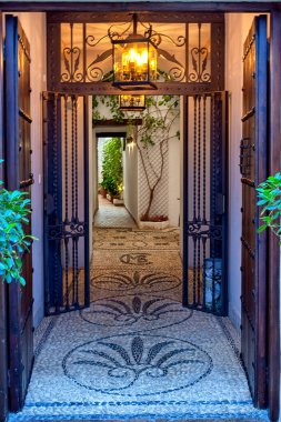 Bir Endülüs evinin tipik girişi. Bitkiler ve saksılarla süslenmiş.