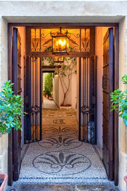 Bir Endülüs evinin tipik girişi. Bitkiler ve saksılarla süslenmiş.