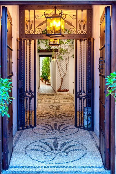 Bir Endülüs evinin tipik girişi. Bitkiler ve saksılarla süslenmiş.