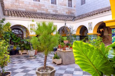 Andujar, Jaen, Endülüs, İspanya 'da Başa Bakire Sığınağı' nın küçük bazilikasının avlusunda.