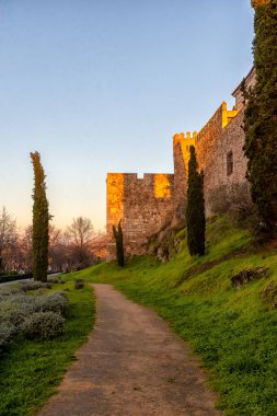 İspanya, Toledo 'nun tarihi merkezinde yürüyorum.
