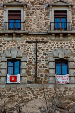 İspanya, Toledo 'nun tarihi merkezinde yürüyorum.