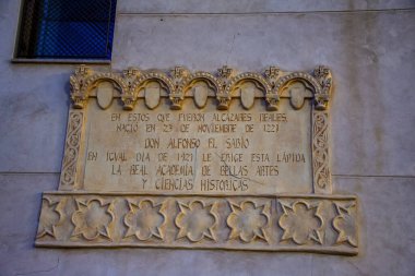 İspanya, Toledo 'nun tarihi merkezinde yürüyorum.