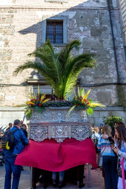 Saygıdeğer, asil ve şanlı kardeşliğimiz Meryem Ana 'nın en büyük ızdırabıyla, dindarlığıyla ve Kral İsa' nın Toledo Kudüsü 'ne zaferiyle girişi.