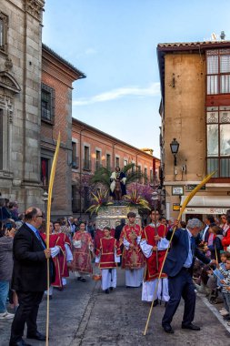 Saygıdeğer, asil ve şanlı kardeşliğimiz Meryem Ana 'nın en büyük ızdırabıyla, dindarlığıyla ve Kral İsa' nın Toledo Kudüsü 'ne zaferiyle girişi.