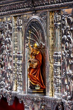 Saygıdeğer, asil ve şanlı kardeşliğimiz Meryem Ana 'nın en büyük ızdırabıyla, dindarlığıyla ve Kral İsa' nın Toledo Kudüsü 'ne zaferiyle girişi.