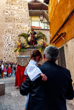 Saygıdeğer, asil ve şanlı kardeşliğimiz Meryem Ana 'nın en büyük ızdırabıyla, dindarlığıyla ve Kral İsa' nın Toledo Kudüsü 'ne zaferiyle girişi.