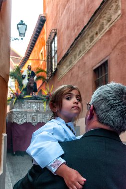 Saygıdeğer, asil ve şanlı kardeşliğimiz Meryem Ana 'nın en büyük ızdırabıyla, dindarlığıyla ve Kral İsa' nın Toledo Kudüsü 'ne zaferiyle girişi.