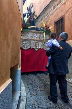 Saygıdeğer, asil ve şanlı kardeşliğimiz Meryem Ana 'nın en büyük ızdırabıyla, dindarlığıyla ve Kral İsa' nın Toledo Kudüsü 'ne zaferiyle girişi.