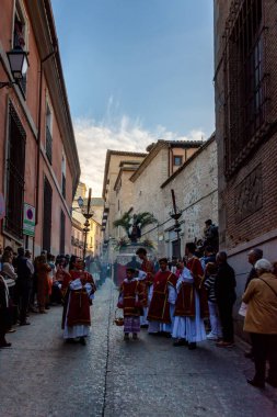 Saygıdeğer, asil ve şanlı kardeşliğimiz Meryem Ana 'nın en büyük ızdırabıyla, dindarlığıyla ve Kral İsa' nın Toledo Kudüsü 'ne zaferiyle girişi.