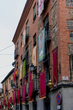İspanya Corpus Christi için Toledo 'da dekore edilmiş sokaklar