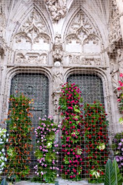 İspanya Corpus Christi için Toledo 'da dekore edilmiş sokaklar