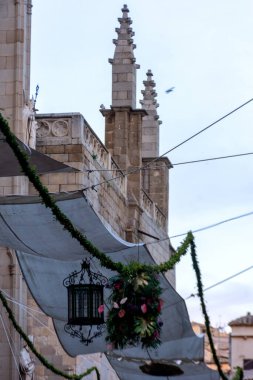 İspanya Corpus Christi için Toledo 'da dekore edilmiş sokaklar