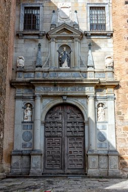 Garcilaso de la Vega heykeli ve Toledo, İspanya 'da gömüldüğü San Romn kilisesi.