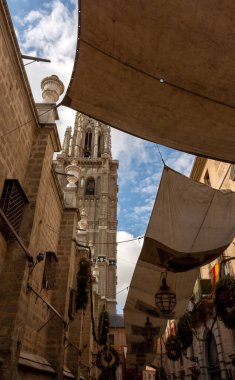 İspanya Corpus Christi için Toledo 'da dekore edilmiş sokaklar