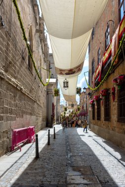 İspanya Corpus Christi için Toledo 'da dekore edilmiş sokaklar