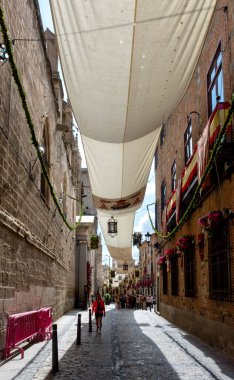 İspanya Corpus Christi için Toledo 'da dekore edilmiş sokaklar