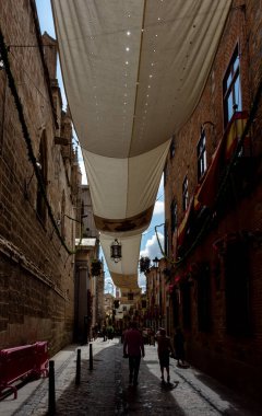 İspanya Corpus Christi için Toledo 'da dekore edilmiş sokaklar