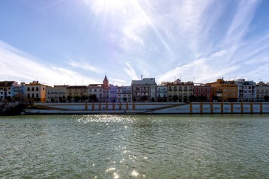 İspanya 'nın Sevilla kentindeki Guadalquivir Nehri kıyısından Tiran' daki Betis Caddesi manzarası