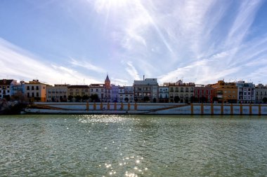İspanya 'nın Sevilla kentindeki Guadalquivir Nehri kıyısından Tiran' daki Betis Caddesi manzarası