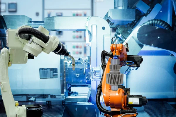 Metal dişlilerle çalışan endüstriyel kaynak robotları akıllı fabrikalar, mavi tonlu arka plan endüstrisi 4.0 ve otomasyon insan kontrolü olmadan çalışıyor.