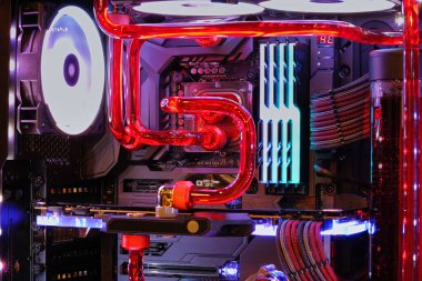 İşlemci soketindeki yüksek performanslı masaüstü bilgisayarı ve su soğutma sistemi ile çok renkli LED RGB neon ışık statüsüne sahip bilgisayar PC Case ve DIY