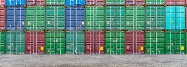 Depo terminalindeki endüstriyel konteynır deposu ithalat ve ihracat ile ilgili nakliye, nakliye ve lojistik işler için ürünleri paketlemek için