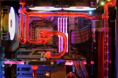 İşlemci soketindeki yüksek performanslı masaüstü bilgisayarı ve su soğutma sistemi ile çok renkli LED RGB neon ışık statüsüne sahip bilgisayar PC Case ve DIY