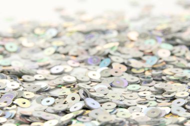 Arkaplanı bulanık parlak gümüş pullu. Parlak gümüş arka plan. Bayram stoğu, kutlama. 