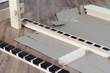 Yatak montajı, çıtalar. Mobilyaları evde kendimiz monte ederiz.