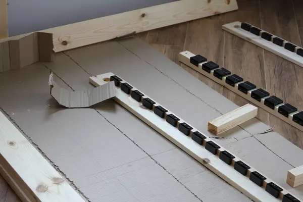 Yatak montajı, çıtalar. Mobilyaları evde kendimiz monte ederiz. Tahtadan yapılmış ekolojik mobilyalar