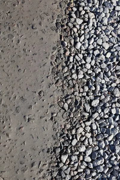 Çakıl ve kaldırım taşlarının dokusu. Ezilmiş taş, taş ve çakıldan yapılmış ev yapımı yollar. DIY yolu