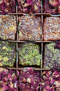 Türk lezzetinin tatlı tatlısı. Fıstıklı ekmek ve çay gülü renginde tatlı. Türk tatlıları paketi