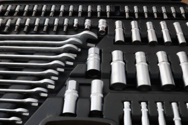 Anahtarlar ve tornavidalar da dahil olmak üzere birçok farklı aletli alet çantası. Bir sette aletler. Evrensel tamir aleti ayarlandı. Yüksek kalite fotoğraf.