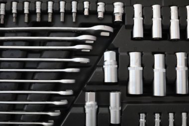 Anahtarlar ve tornavidalar da dahil olmak üzere birçok farklı aletli alet çantası. Bir sette aletler. Evrensel tamir aleti ayarlandı. Yüksek kalite fotoğraf.