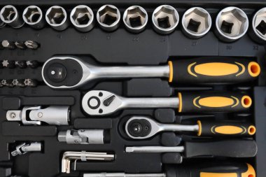 Anahtarlar ve tornavidalar da dahil olmak üzere birçok farklı aletli alet çantası. Bir sette aletler. Evrensel tamir aleti ayarlandı. Yüksek kalite fotoğraf.