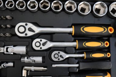 Anahtarlar ve tornavidalar da dahil olmak üzere birçok farklı aletli alet çantası. Bir sette aletler. Evrensel tamir aleti ayarlandı. Yüksek kalite fotoğraf.