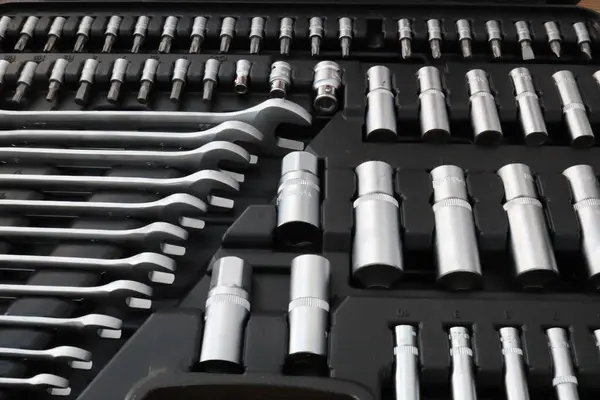 Anahtarlar ve tornavidalar da dahil olmak üzere birçok farklı aletli alet çantası. Bir sette aletler. Evrensel tamir aleti ayarlandı. Yüksek kalite fotoğraf.