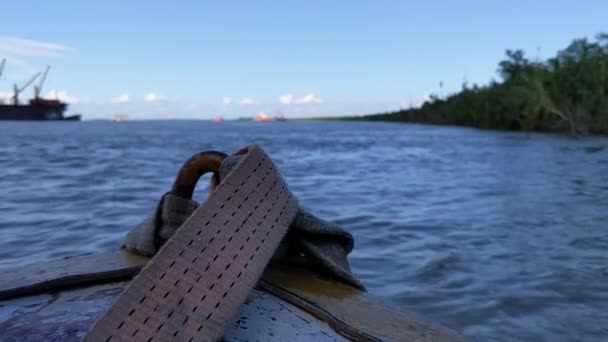 Бегущая Лодка Посреди Реки Селективное Фокусирование Краю Лодки Смещение Фокуса — стоковое видео