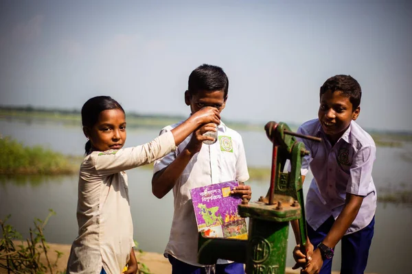 Тахерпур Бангладеш Ноября 2019 Года Школьная Девочка Помогает Школьнику Выпить — стоковое фото