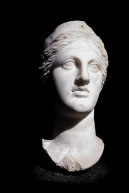 MÖ 3. yüzyılın sonlarında Artemis 'in mermer heykeli. Artemis Yunan av tanrıçası, vahşi doğa, vahşi hayvanlar, ay ve bekaret tanrıçasıdır..