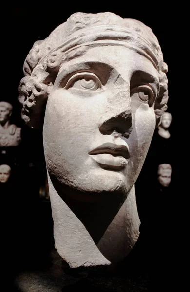 2022イスタンブール トルコ 有名なギリシャの詩人サッポーの大理石の頭 2世紀のCe スミルナからヘレニズム時代 イスタンブール考古学博物館 — ストック写真