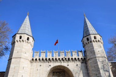 10-11-2023 İstanbul-Türkiye: İnşaatı 1478 yılında başlayan Topkapı Sarayı 'nın Girişi