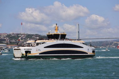 13-12-2023 İstanbul-Türkiye: Şehir Hatları Feribotunda Boğazın Eşsiz Keyfi