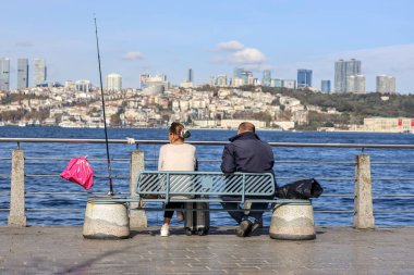 10-11-2023 İstanbul-Türkiye: Bankta Oturan İnsanlar