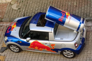 21-10-2023 İstanbul-Türkiye: Enerji Kırmızı Boğa Arabası İçiyor